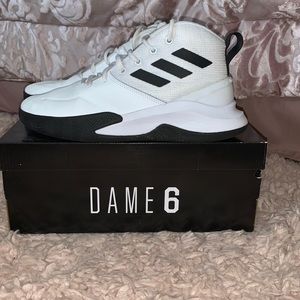 Basketball shoes
